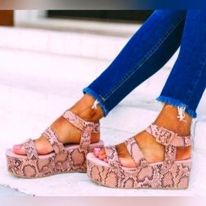 Quipid Pink Snakeskin Platform Sandals Size 7.5